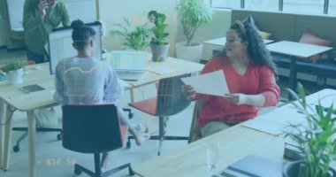 İş verileri ve bar çizelgesi modern ofiste tartışan çeşitli meslektaşlar üzerine. tartışma, işbirliği, takım çalışması, analitik, strateji, sunum