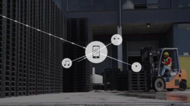 Forklift depoda müzik ve iletişim simgeleriyle sahne üzerinde çalışıyor. Lojistik, teknoloji, sanayi, ulaşım, tedarik zinciri, otomasyon kavramı