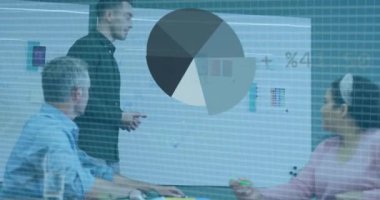 Verileri ve grafikleri sunan iş ekibi dijital animasyon örtüsüyle toplantı yapıyor. Sunum, işbirliği, strateji, takım çalışması, yenilik, teknoloji