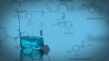 Kimyasal formüllerin, moleküler yapıların ve bilimsel animasyonların üzerinde mavi sıvı bulunan deney şişesi. Bilim, laboratuvar, araştırma, deney, kimya, teknoloji