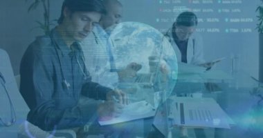 Toplantıda, tıp uzmanları küresel sağlık verilerini animasyon örtüsüyle gözden geçiriyorlar. Sağlık, doktorlar, veri analizi, sunum, takım çalışması, teknoloji