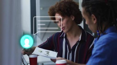 Belgeleri okumak, kahve fincanlarıyla iki kişi, olay yerinde sohbet balonu animasyonu. İş, toplantı, iletişim, tartışma, işbirliği, takım çalışması