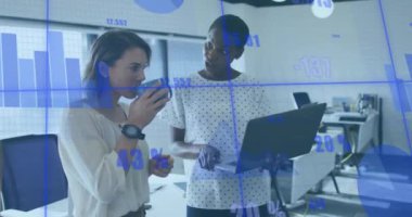 Ofiste tartışan iki kadının iş veri analizi animasyonu. analitik, tartışma, takım çalışması, işbirliği, teknoloji, toplantı