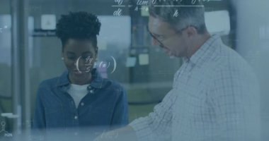 Matematiksel denklemler ve formüller ofiste tartışan meslektaşlar üzerine animasyon. İş, işbirliği, toplantı, takım çalışması, yenilik, beyin fırtınası