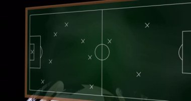 Futbol stratejisi animasyonu sahadaki oyuncuların topa vurması üzerine. Spor, takım çalışması, taktikler, koçluk, oyun planı, eğitim konsepti