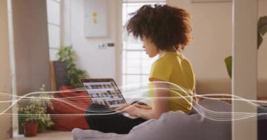 Dizüstü bilgisayar kullanan, internetten canlı veri dalgalarını inceleyen bir kadın. Teknoloji, internet, sanal, dijital, bağlantı, yenilik