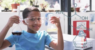 Sıvı dolu mataralar, kimyasal yapısı animasyonlu gözlüklü bir çocuk. Bilim, kimya, deney, eğitim, araştırma, laboratuvar kavramı