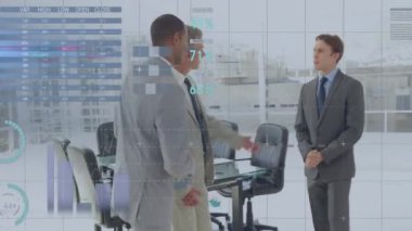 El sıkışma, veri tabloları ve ofis arka planında dünya haritası animasyonu ile iş toplantısı. Ortaklık, işbirliği, anlaşma, analiz, sunum, şirket