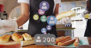 Yemek servisi, eldivenli kişi sandviç hazırlıyor, sosyal medya etkileşimi sona erdi. Hazırlık, hijyen, hizmet, yemek, güvenlik, aşçılık