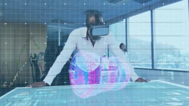 Finansal veriler ve borsa trendleri VR kulaklığı kullanılarak işadamları üzerinde animasyon oluşturuyor. Finans, teknoloji, sanal gerçeklik, yenilik, analitik, yatırım kavramı