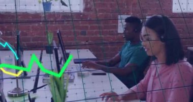 Modern ofiste çalışan farklı insanlar üzerinde finansal veri grafiği animasyonu. İş, takım çalışması, analiz, işbirliği, teknoloji, şirket