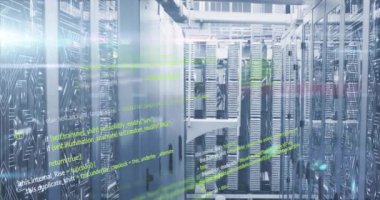 Veri merkezindeki sunucular üzerinde bilgisayar kodu animasyonu. Teknoloji, kodlama, programlama, dijital, bulut hesaplama, siber güvenlik kavramı