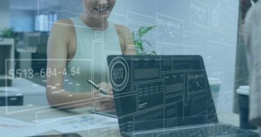 Şeffaf ekranlar üzerinde veri işleme animasyonuyla gülümseyen kadın. İş, teknoloji, dijital, yenilik, analitik, fütürist