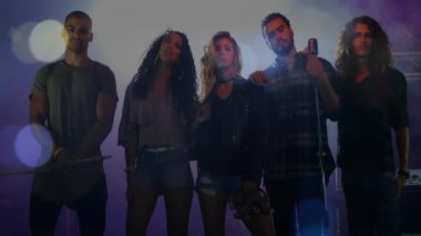 Farklı müzisyenlerden oluşan bir grup lenslerin üzerinde aletlerle ayakta duruyor. Çeşitlilik, grup, performans, konser, takım, eğlence konsepti