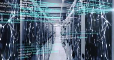 Veri merkezindeki sunucular üzerinde bilgisayar kodu animasyonu. Teknoloji, kodlama, programlama, dijital, bilişim, yüksek teknoloji konsepti