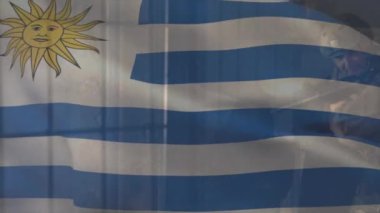 Asker, arka planda Uruguay bayrağı animasyonuyla baş parmağını kaldırıyor. Askeri, vatanseverlik, jest, animasyon geçmişi