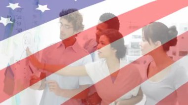 Amerikan bayrak animasyonu farklı takımların ofiste beyaz tahtada işbirliği yapmaları üzerine. Takım çalışması, işbirliği, beyin fırtınası, çeşitlilik, vatanseverlik, yenilik