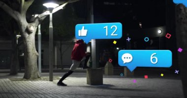 Kentsel gece ortamında yürüyen kişi hakkında sosyal medya bilgilendirmeleri. Teknoloji, akıllı telefon, dijital, iletişim, şehir, ağ