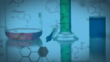 Kimyasal formüllerle dolu şırınga ve laboratuvar camları, bilimsel araştırma animasyonları. Bilim, kimya, deney, tıbbi analiz, deney tüpü.