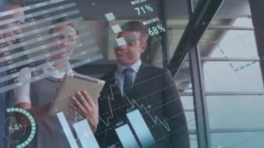 İş adamları, tablet üzerinde finansal tablolar ve grafikler üzerinde verileri tartışıyor. takım çalışması, teknoloji, finans, veri analizi, işbirliği, dijital konsept