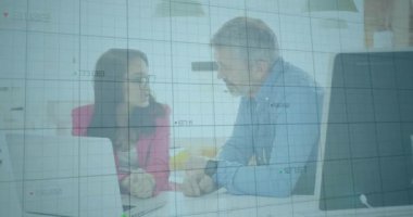 Masada tartışan iş arkadaşlarının finansal veri animasyonlarını analiz ediyorum. tartışma, takım çalışması, finansal analiz, işbirliği, şirket, strateji