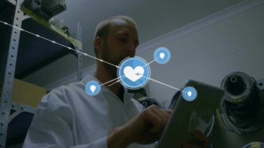 Adam onun üzerinde tablet, bağlantı ağı ve veri işleme animasyonu kullanıyor. Teknoloji, bağlantı, dijital, yenilik, fütüristik, etkileşim