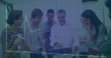 İş adamları finansal grafik animasyonu üzerinden dizüstü bilgisayardaki verileri analiz ediyorlar. finans, takım çalışması, analitik, işbirliği, strateji, teknoloji