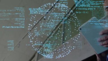 Üzerinde kod ve dijital küre animasyonu olan tableti tutan bir adam. Teknoloji, kodlama, fütürist, yenilik, programcı, yazılım