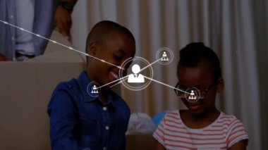 Kutu paketleyen insanlar üzerinde bağlantılar ve veri işleme animasyonu ağı. Lojistik, teknoloji, nakliye