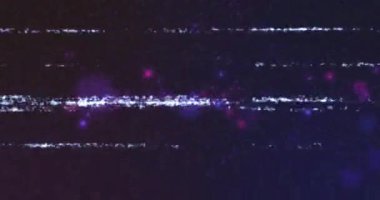 Kozmik arkaplanda mor ve mavi renklerde arıza etkisi. Soyut, dijital, fütürist, galaksi, canlı, neon