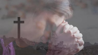 İmajının üzerinde haç ve dini semboller taşıyan dua eden bir kadın. Din, inanç, dua, maneviyat, bağlılık, ibadet