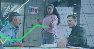 Ofisteki çeşitli iş adamlarıyla ilgili finansal veri işleme resmi. Küresel finans, iş, bağlantılar, hesaplama ve veri işleme kavramı dijital olarak oluşturuldu.