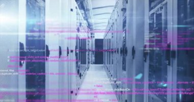 Modern veri merkezindeki veri sunucuları üzerinde bilgisayar kodu animasyonu. Teknoloji, kodlama, programlama, siber güvenlik, ağ oluşturma, dijital