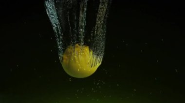 Su altında yükselen kabarcıklar, yüzen parçacıklar, yeşil arka plan animasyonu. soyut, su, akışkan, deniz, hareket, dijital