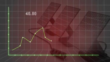 Güneş panelleri ve elektronik cihazlar üzerinde dalgalanan çizgi animasyonu. Teknoloji, yenilenebilir, sürdürülebilirlik, yenilik, ilerleme, veri