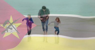 Mozambik bayrağı, plajda yürüyen baba ve kızı üzerine çizilmiş. Seyahat, aile, bağ, günbatımı, babalık, vatanseverlik.