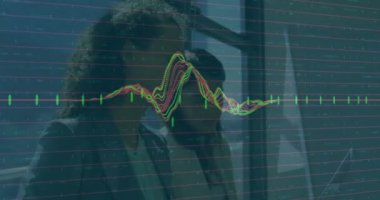 Dizüstü bilgisayarlarla çalışan iş adamlarının finansal veri animasyonlarını analiz etmek. analitik, finans, teknoloji, sunum, takım çalışması, işbirliği