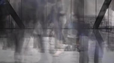 Şehir manzarası animasyonu üzerinden ofis lobisinde yürüyen insanlar. İş, kurumsal, kentsel, takım çalışması, yenilik, modern