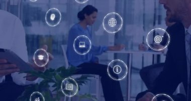 İş simgeleri modern ofiste toplantı yapan insanların animasyonlarını simgeler. takım çalışması, işbirliği, beyin fırtınası, yenilik, dijital, teknoloji konsepti