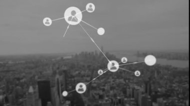 Şehir manzarası üzerinde bağlantılar ve kullanıcı simgeleri animasyonu ağı. Teknoloji, dijital, ağ, iletişim, veri, İnternet
