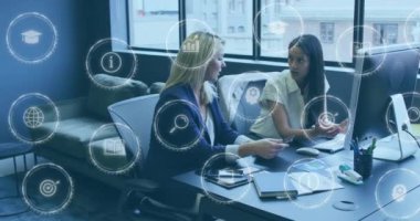 Bilgisayarda çalışan iş kadınları, dijital bilgi ikonları animasyonlarıyla çevrili. teknoloji, takım çalışması, yenilik, ofis, işbirliği, profesyonel