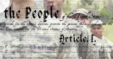 Anayasa, radyoyu açık havada tutan askerin üzerinde metin animasyonu yapıyor. Ordu, ordu, iletişim, savaş, savunma, taktik