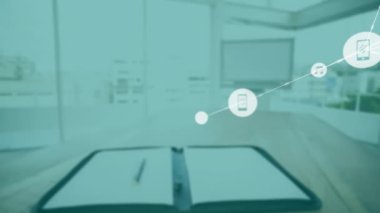 Ofis çalışma alanı üzerinde bağlı aygıtlar ve ortam simgelerinden oluşan bir ağ. Teknoloji, ağ, bağlantı, dijital