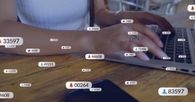 Ofiste dizüstü bilgisayar kullanan kadınlara karşı sosyal medya simgeleri. Sosyal medya ağı ve iş teknolojisi kavramı