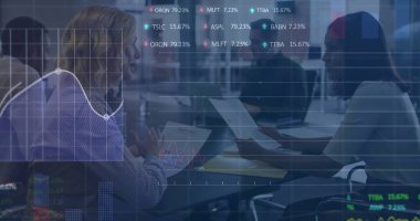 Muhtelif meslektaşların ofiste toplanmasıyla ilgili finansal veri işleme resmi. Küresel iş, bilgisayar, iletişim ve dijital arayüz kavramı dijital olarak oluşturulmuş görüntü.