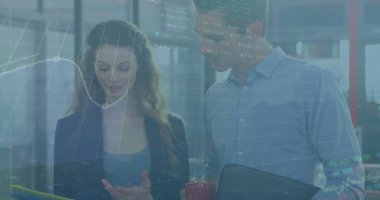 Belgeler üzerinde tartışan çeşitli meslektaşlar hakkında borsa veri işleme görüntüsü. Küresel ekonomi ve iş teknolojisi kavramı