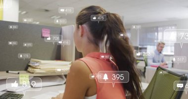 Kafkasyalı iş kadınının sosyal medya simgeleri ve numaraları. Sosyal medya, iş dünyası, bağlantılar ve dijital olarak oluşturulan veri işleme kavramı.