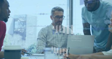 Ofisteki çeşitli iş adamlarıyla ilgili finansal veri işleme resmi. Küresel finans, iş, bağlantılar, hesaplama ve veri işleme kavramı dijital olarak oluşturuldu.