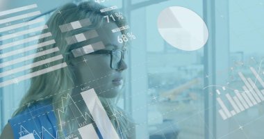 Camdan bakan beyaz kadın üzerinde bilgi arayüzü görüntüsü. Dijital bileşik, çoklu pozlama, rapor, iş, büyüme, ilerleme, veritabanı ve dünya konsepti.