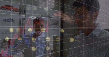 Ofisteki iş adamları üzerinde finansal veri işleme resmi. Küresel iş, finans, bilgisayar ve veri işleme kavramı dijital olarak oluşturulmuş görüntü.